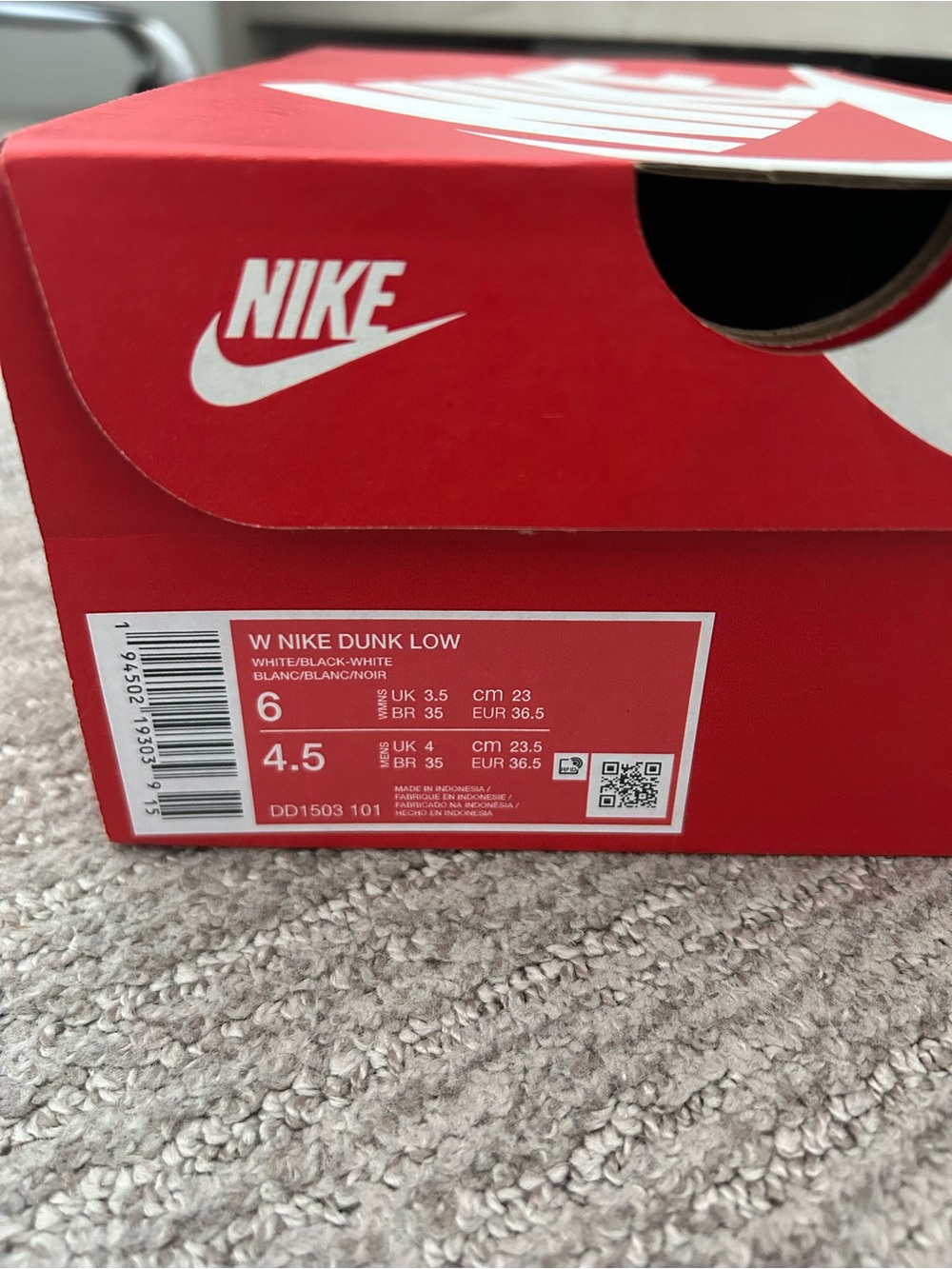 Nike Panda Dunks - Picture 2 of 4